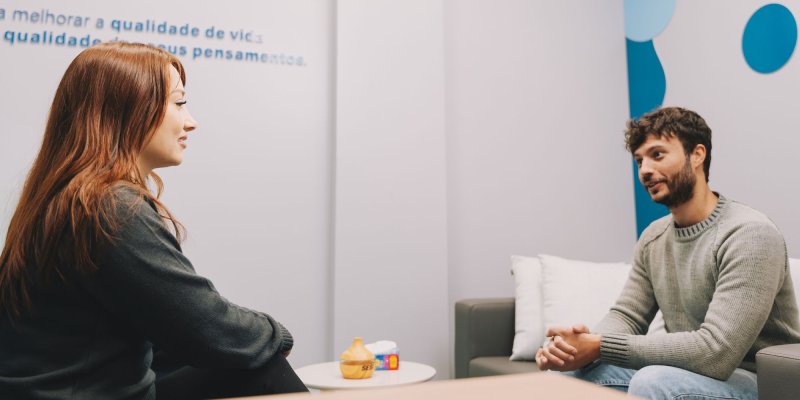 Liderança em conversa com trabalhador da sua equipe