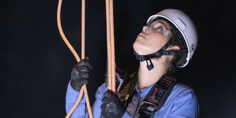 Trabalhador subindo escada em ambiente industrial