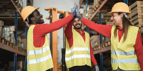 Equipe de trabalho em momento de comemoração