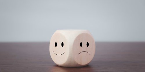 Dados sobre a mesa com emojis demonstrando emoções
