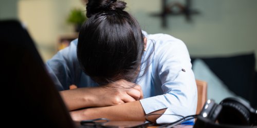 Jovem mulher de negócios dormindo fechando laptop durante o trabalho, conceito de burnout Jovem mulher de negócios dormindo fechando laptop durante o trabalho, conceito de burnout