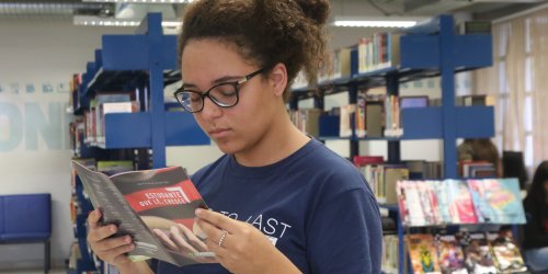 Menina lendo livro